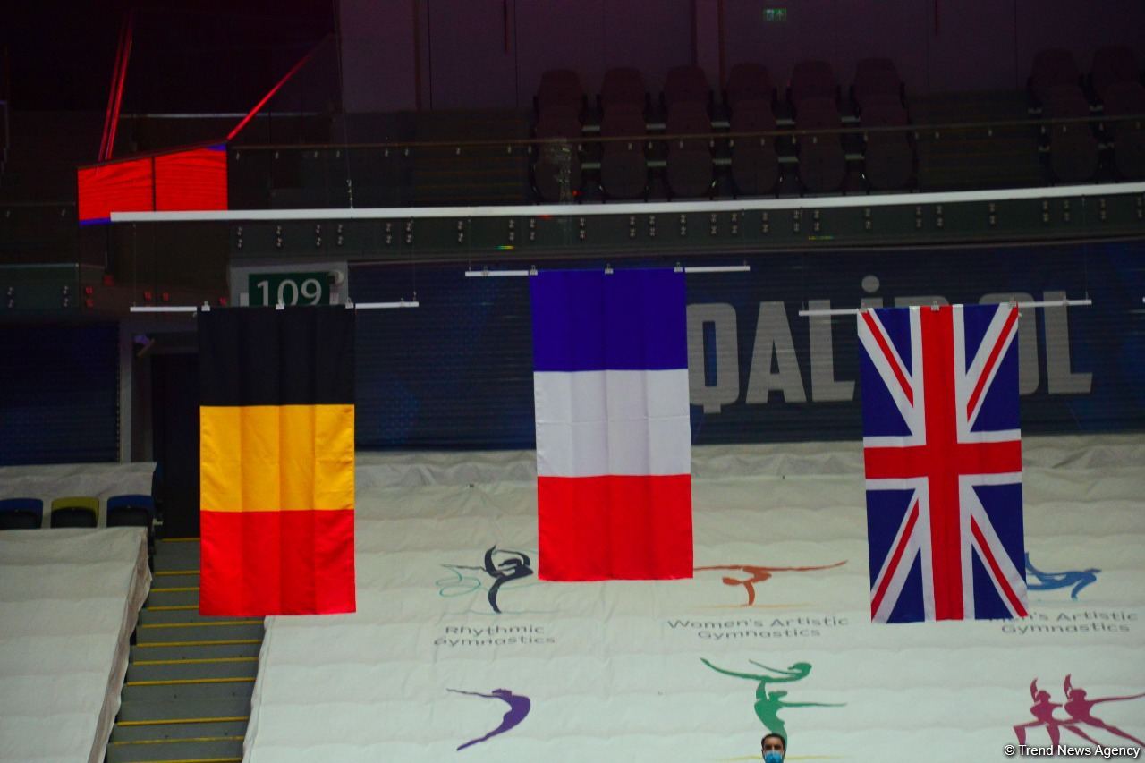 В Баку прошла церемония награждения победителей и призеров ЧМ среди команд в прыжках на акробатической дорожке и двойном мини-батуте (ФОТО)