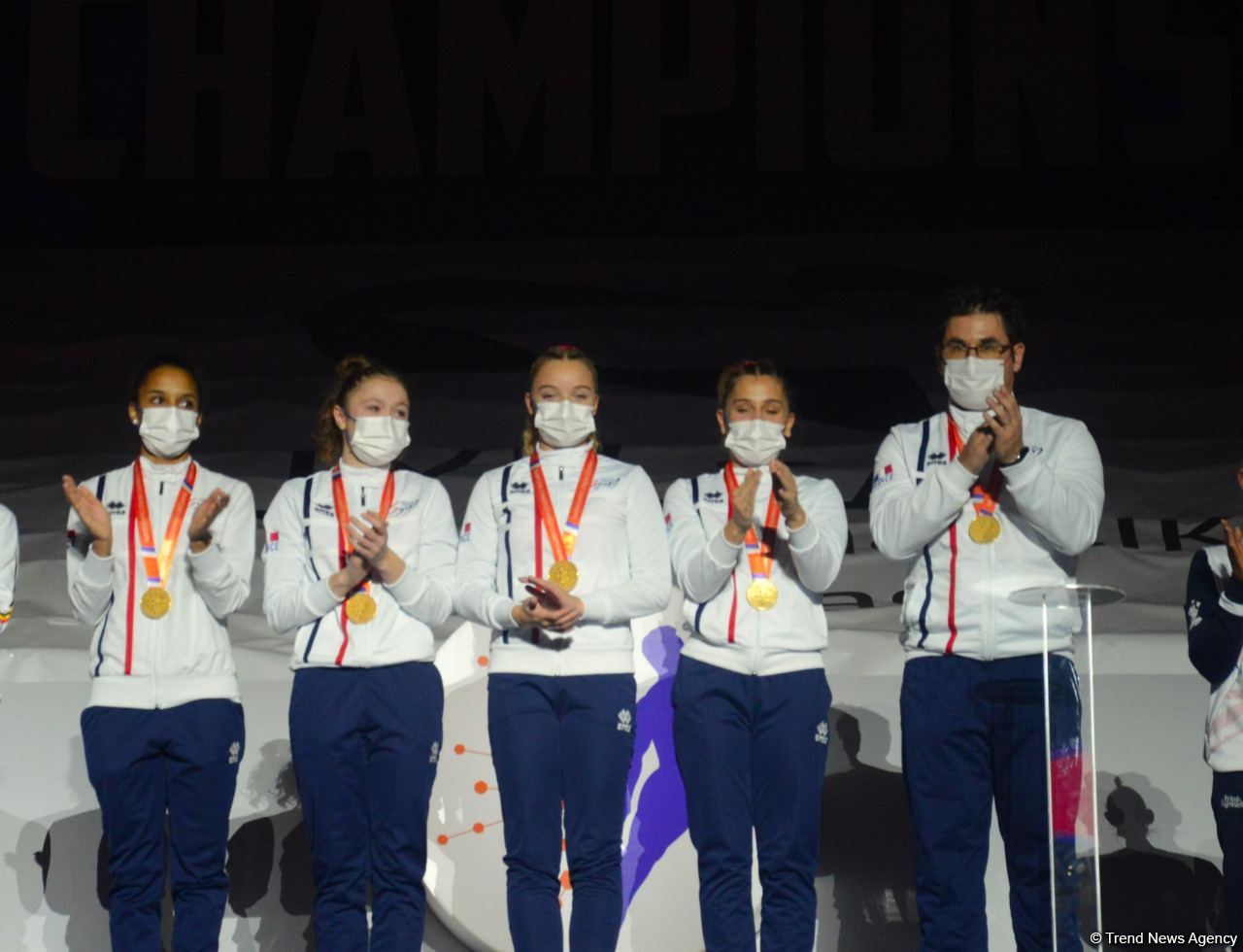 В Баку прошла церемония награждения победителей и призеров ЧМ среди команд в прыжках на акробатической дорожке и двойном мини-батуте (ФОТО)