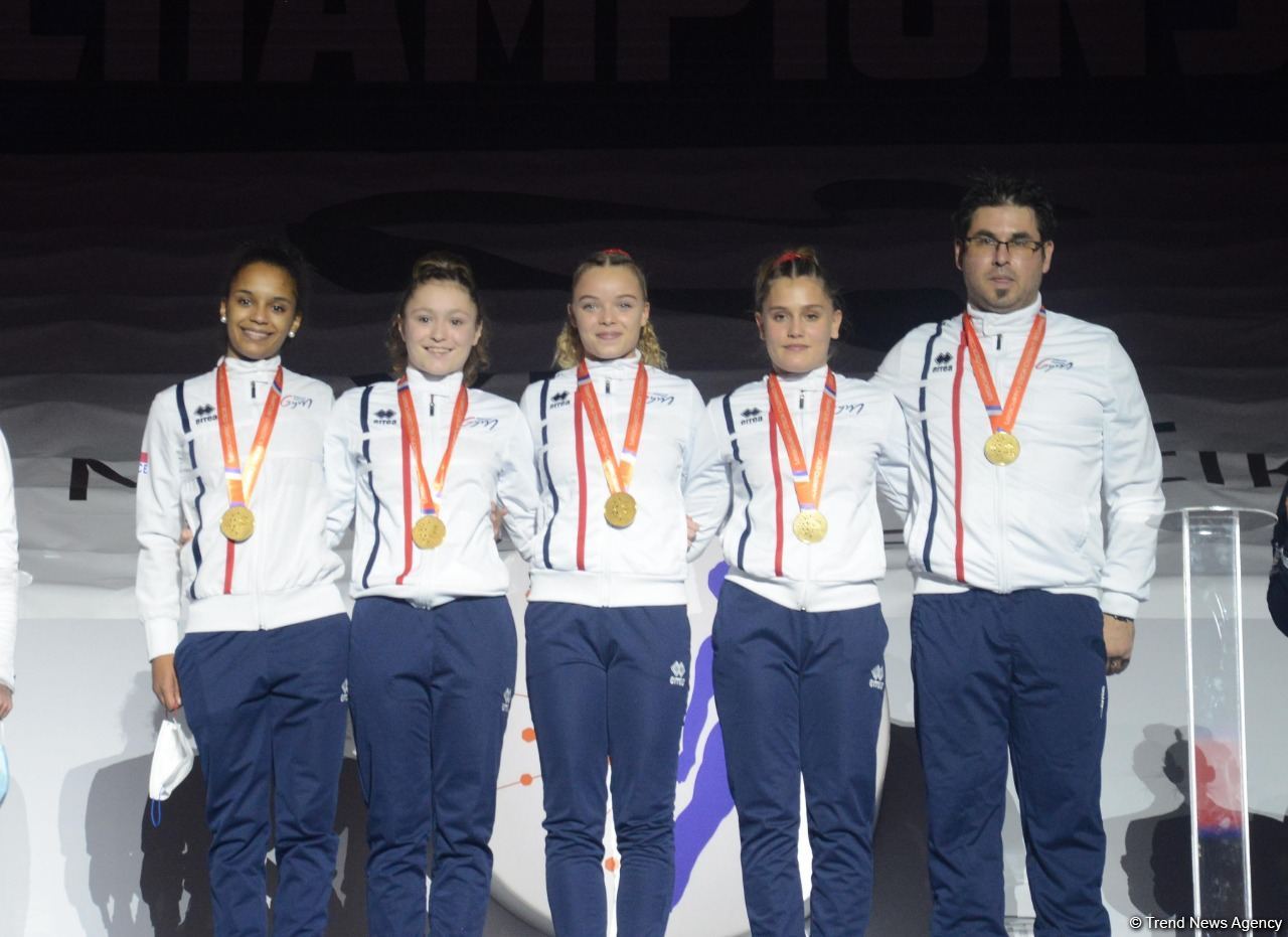 В Баку прошла церемония награждения победителей и призеров ЧМ среди команд в прыжках на акробатической дорожке и двойном мини-батуте (ФОТО)