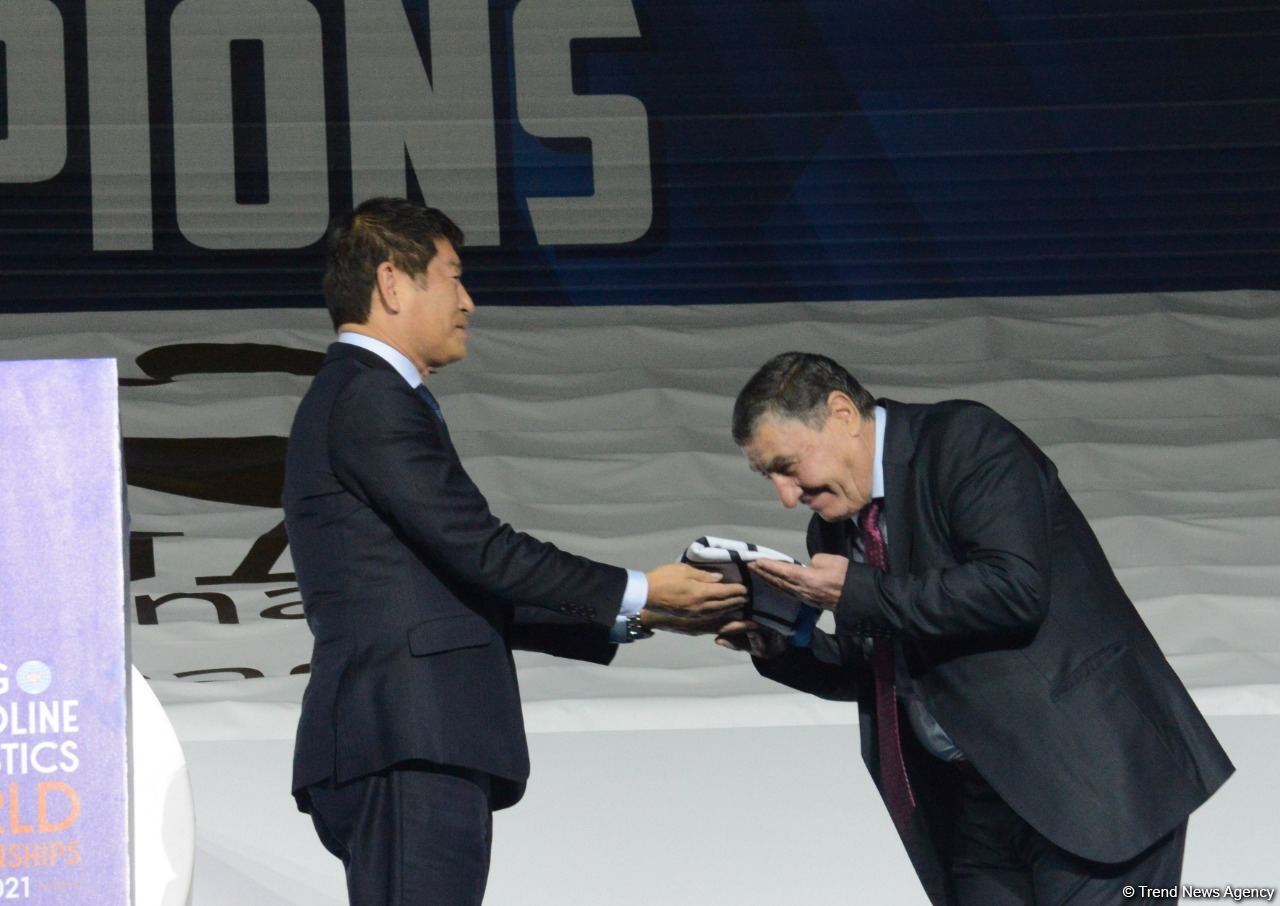 В Баку состоялась торжественная церемония закрытия 35-го чемпионата мира по прыжкам на батуте и тамблингу (ФОТО)