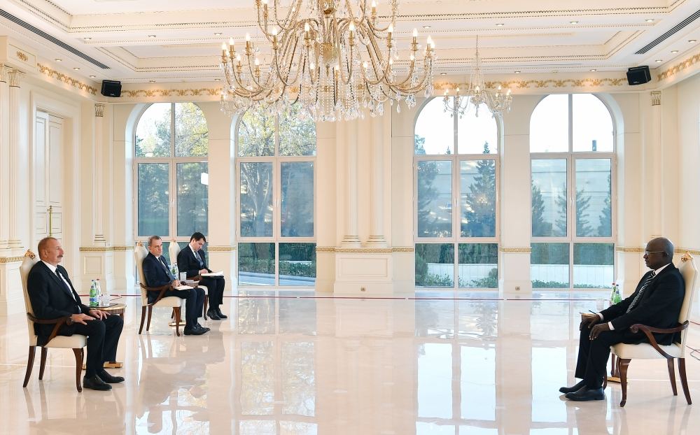 Президент Ильхам Алиев принял верительные грамоты новоназначенного посла Уганды в Азербайджане (ФОТО/ВИДЕО) (версия 2)