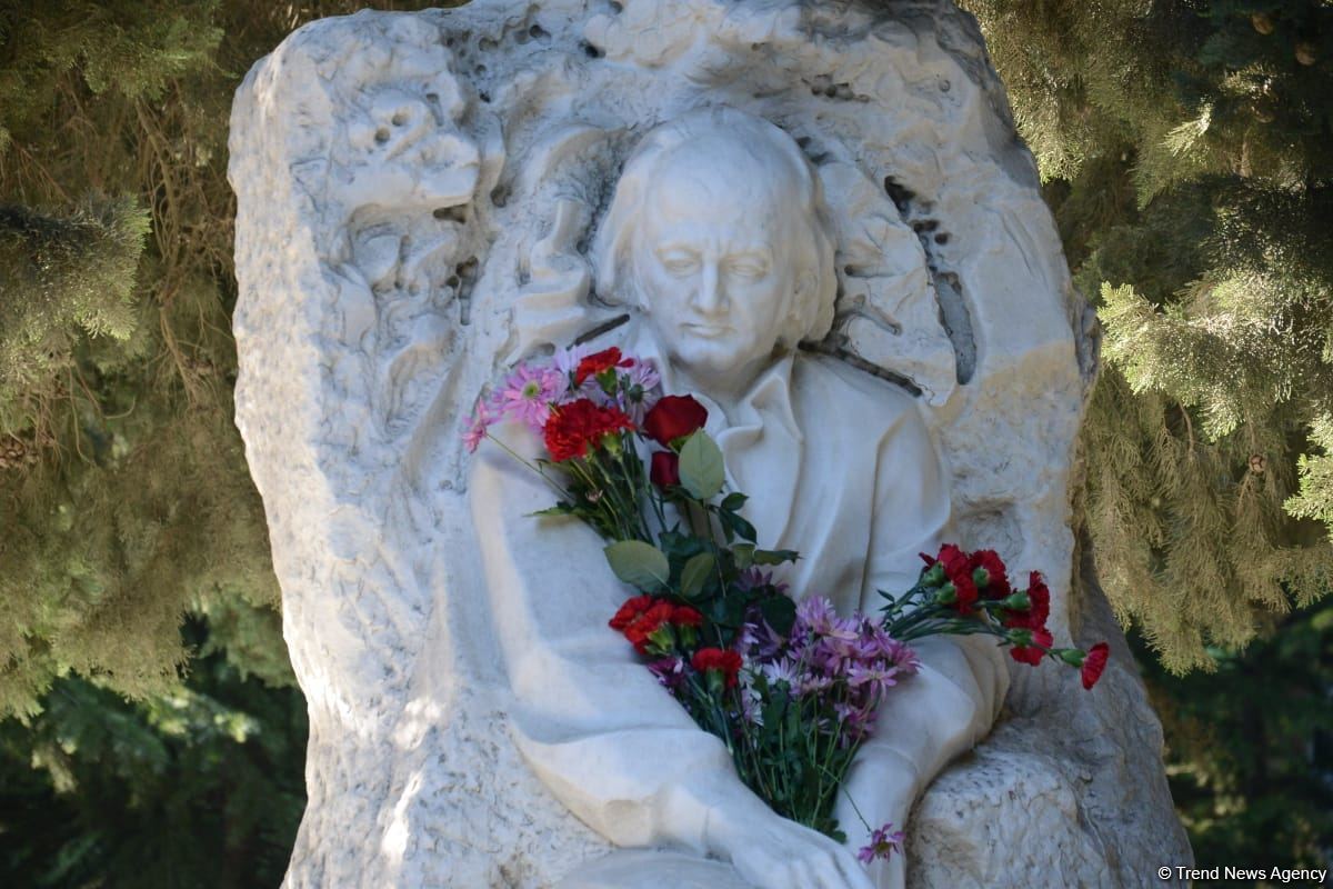 В честь 99-летия Фикрета Амирова на Аллее почетного захоронения прошла церемония памяти великого композитора  (ФОТО)