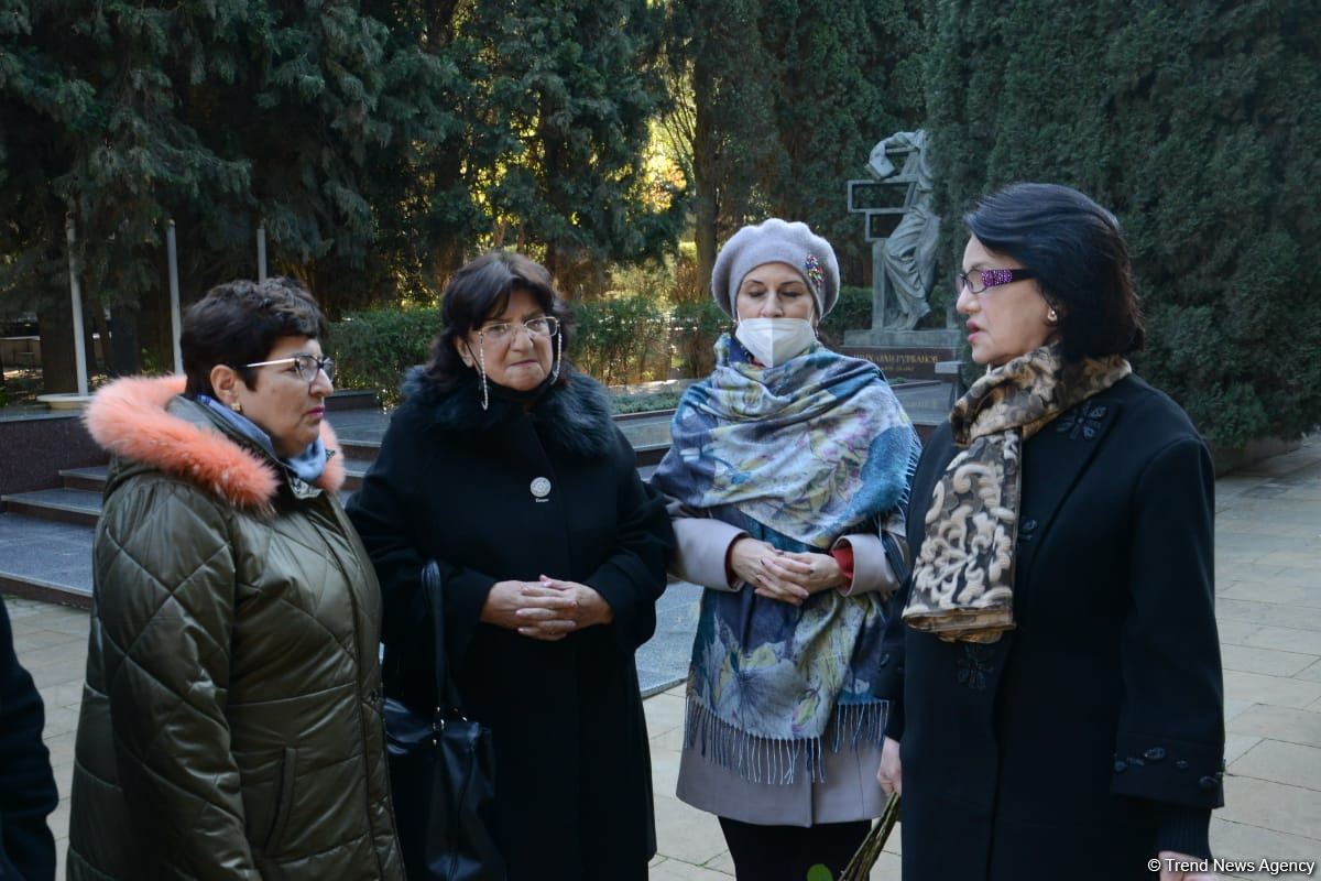 В честь 99-летия Фикрета Амирова на Аллее почетного захоронения прошла церемония памяти великого композитора  (ФОТО)