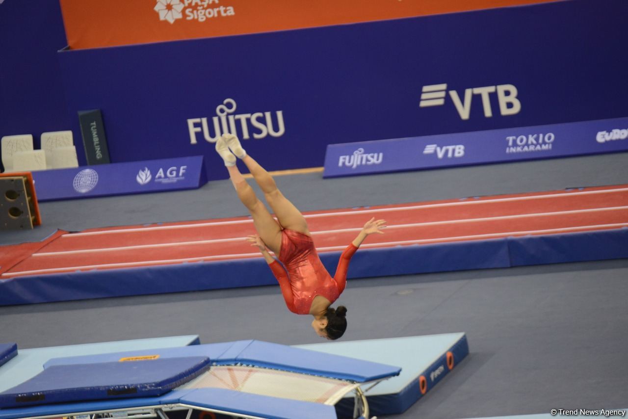 В ходе Всемирных соревнований среди возрастных групп по прыжкам на батуте и тамблингу в Баку стартовали финальные соревнования (ФОТО)