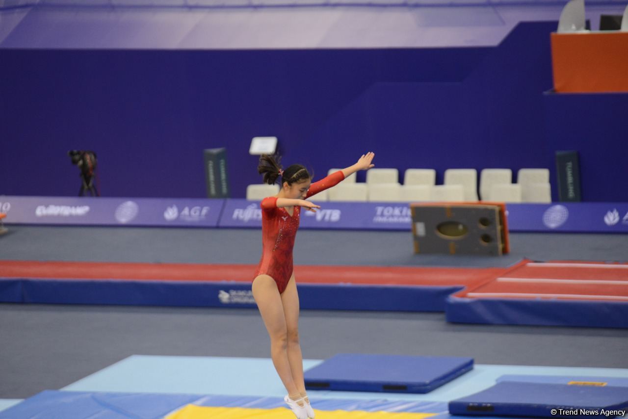 В ходе Всемирных соревнований среди возрастных групп по прыжкам на батуте и тамблингу в Баку стартовали финальные соревнования (ФОТО)