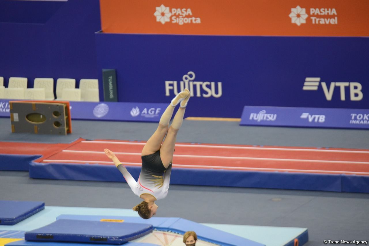 В ходе Всемирных соревнований среди возрастных групп по прыжкам на батуте и тамблингу в Баку стартовали финальные соревнования (ФОТО)
