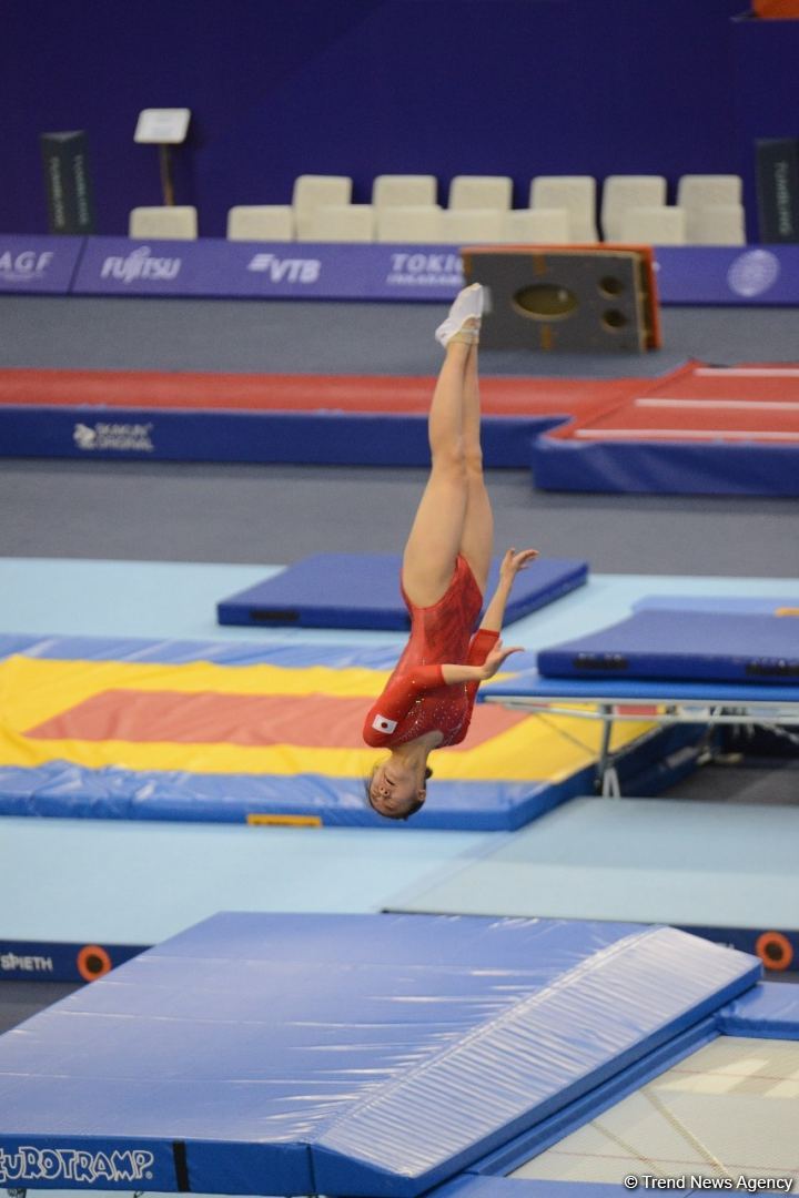В ходе Всемирных соревнований среди возрастных групп по прыжкам на батуте и тамблингу в Баку стартовали финальные соревнования (ФОТО)