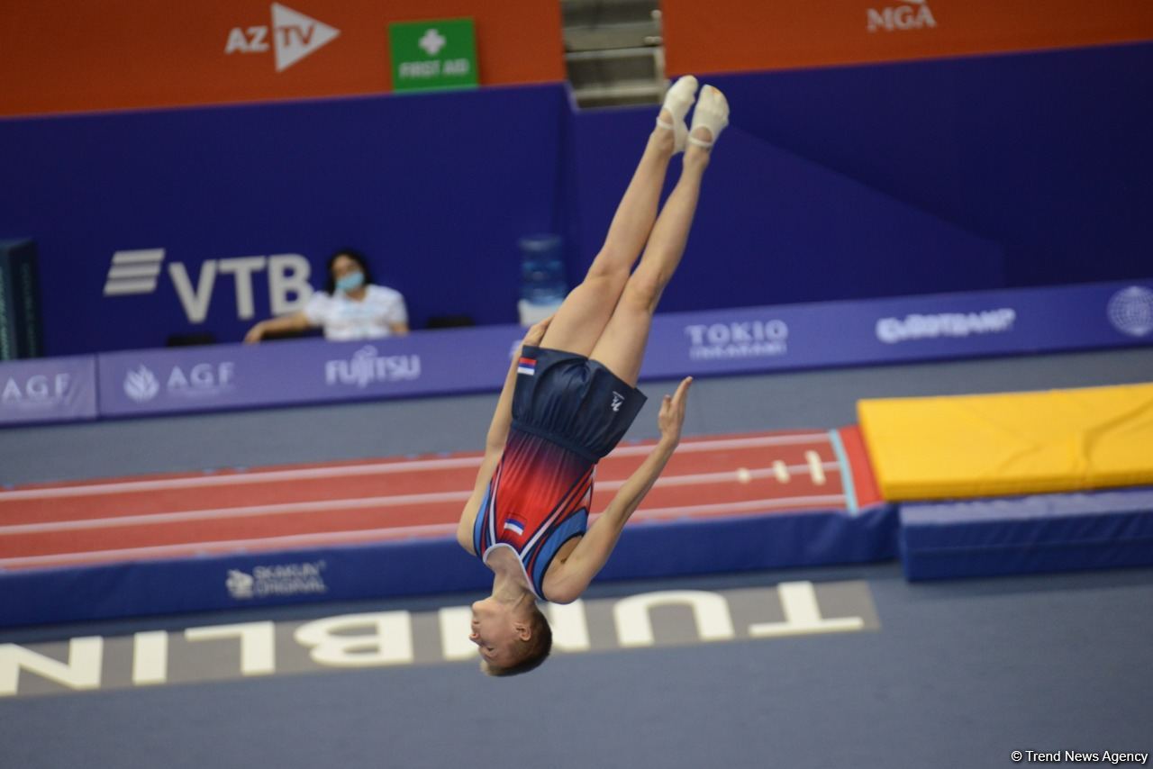 В ходе Всемирных соревнований среди возрастных групп по прыжкам на батуте и тамблингу в Баку стартовали финальные соревнования (ФОТО)