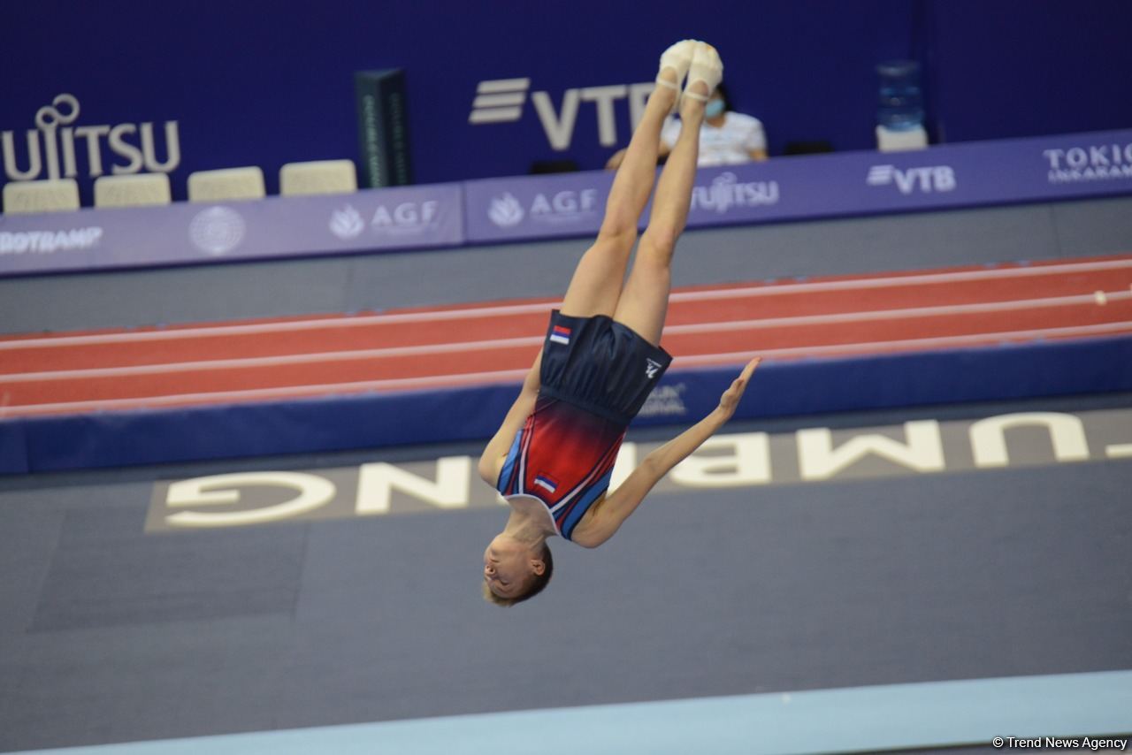 В ходе Всемирных соревнований среди возрастных групп по прыжкам на батуте и тамблингу в Баку стартовали финальные соревнования (ФОТО)