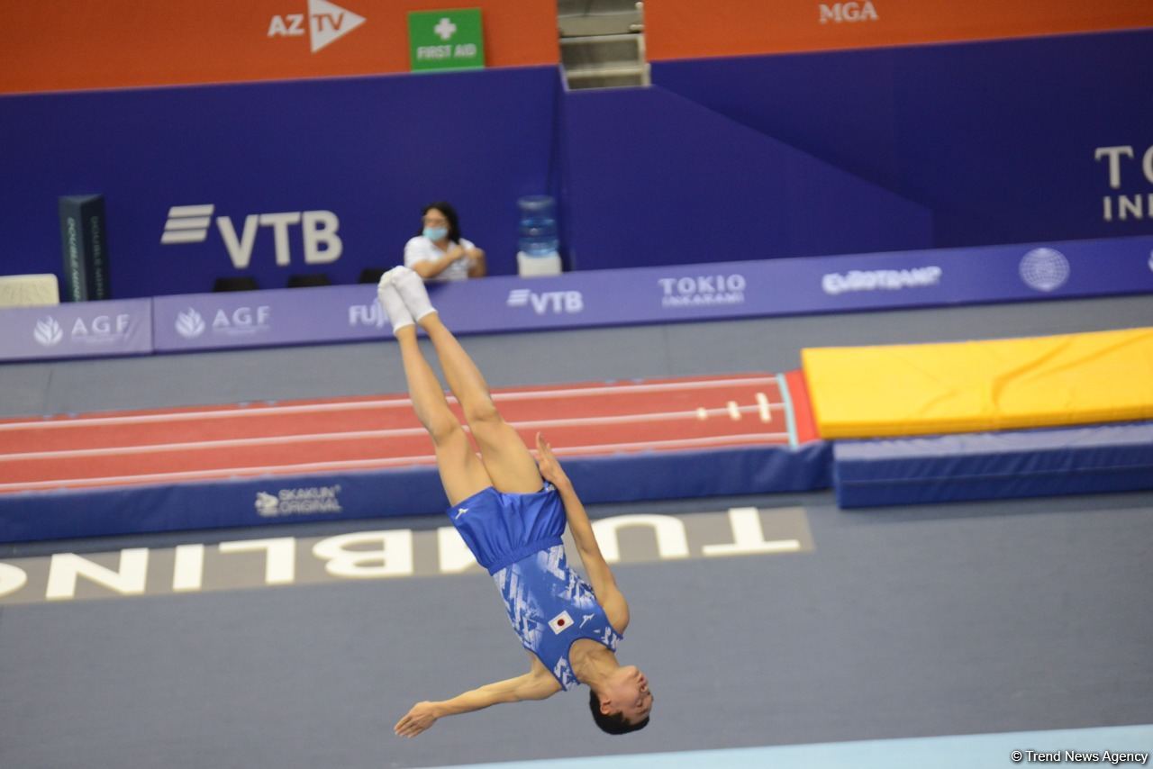 В ходе Всемирных соревнований среди возрастных групп по прыжкам на батуте и тамблингу в Баку стартовали финальные соревнования (ФОТО)
