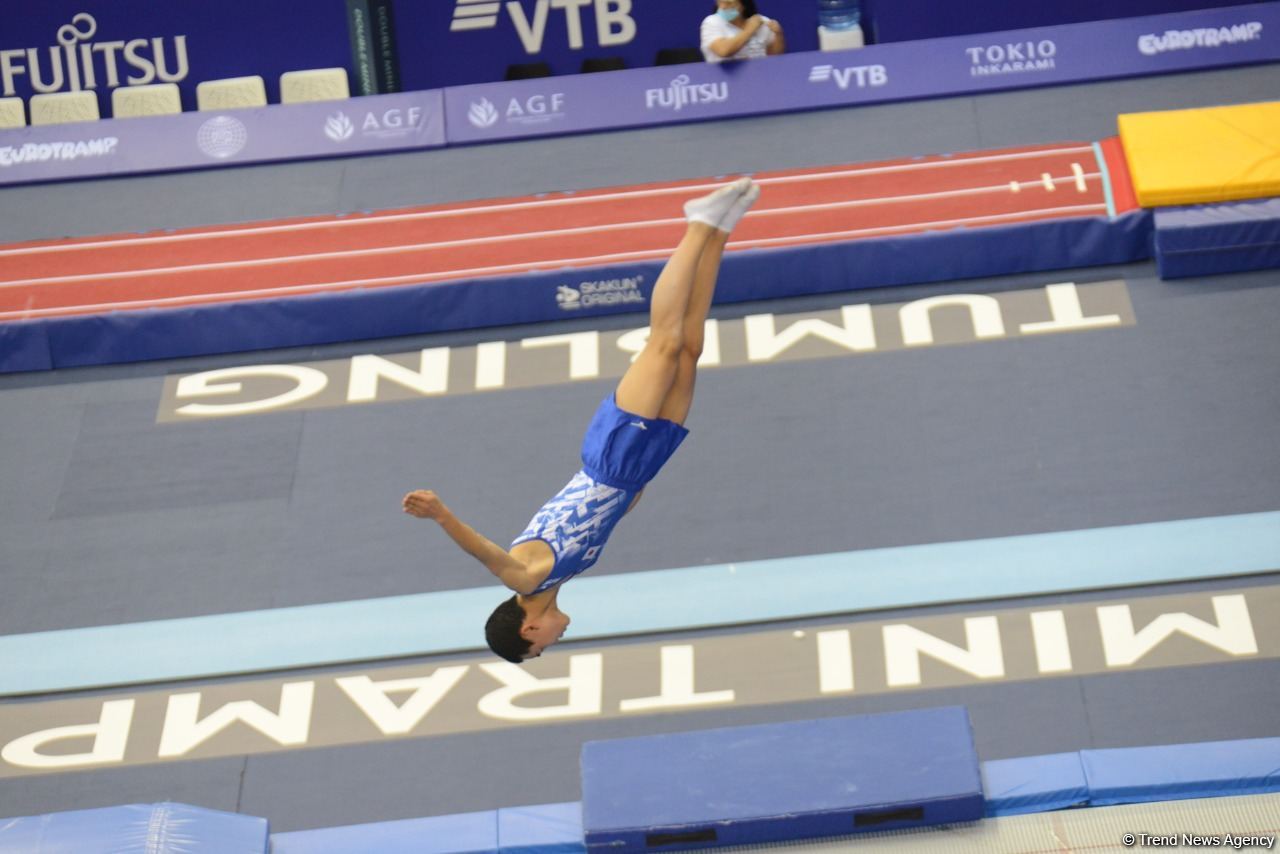 В ходе Всемирных соревнований среди возрастных групп по прыжкам на батуте и тамблингу в Баку стартовали финальные соревнования (ФОТО)