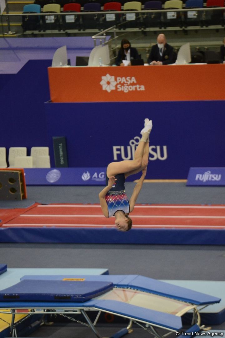 В ходе Всемирных соревнований среди возрастных групп по прыжкам на батуте и тамблингу в Баку стартовали финальные соревнования (ФОТО)