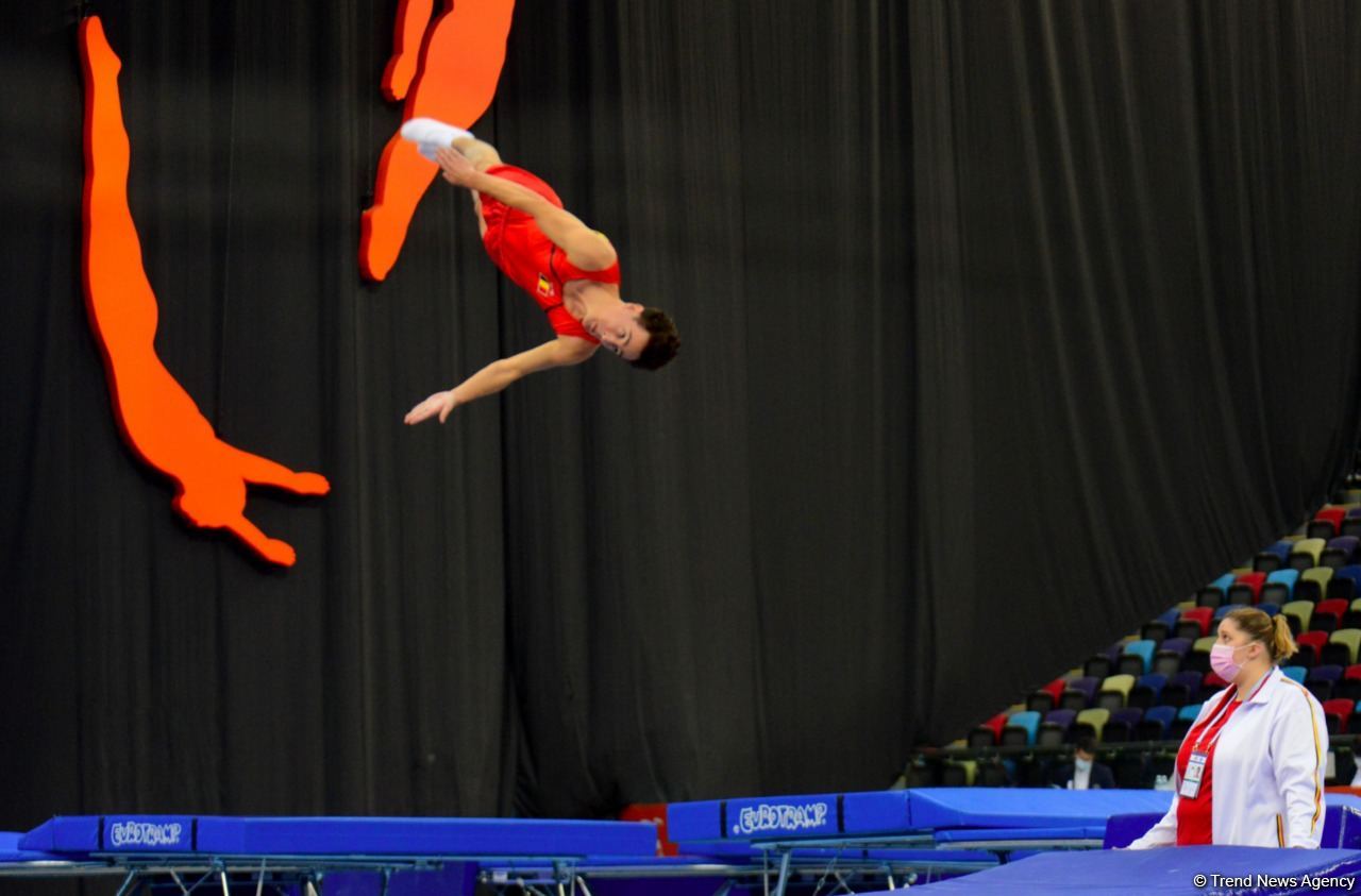 В Баку стартовал первый день 28-х Всемирных соревнований среди возрастных групп по прыжкам на батуте и тамблингу (ФОТО)