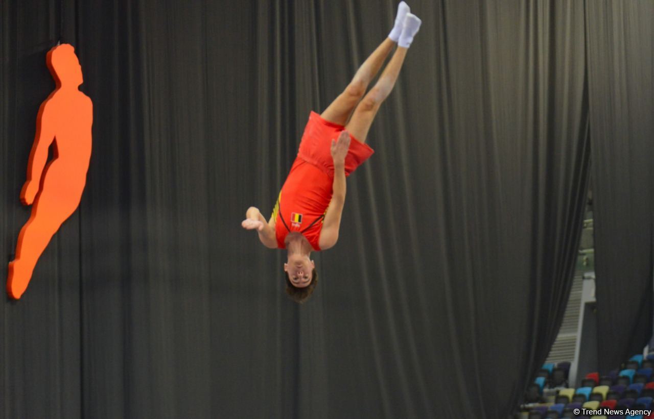 В Баку стартовал первый день 28-х Всемирных соревнований среди возрастных групп по прыжкам на батуте и тамблингу (ФОТО)