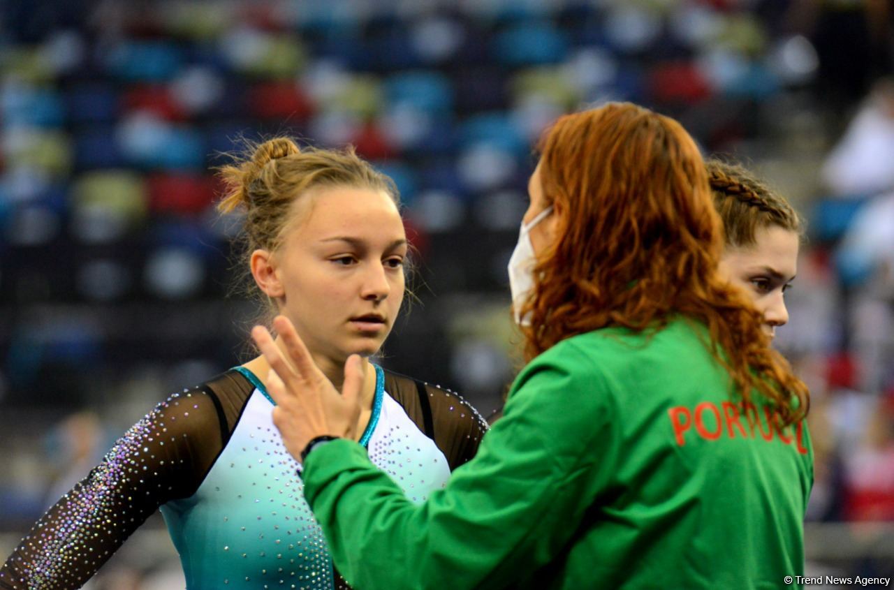 В Баку стартовал первый день 28-х Всемирных соревнований среди возрастных групп по прыжкам на батуте и тамблингу (ФОТО)