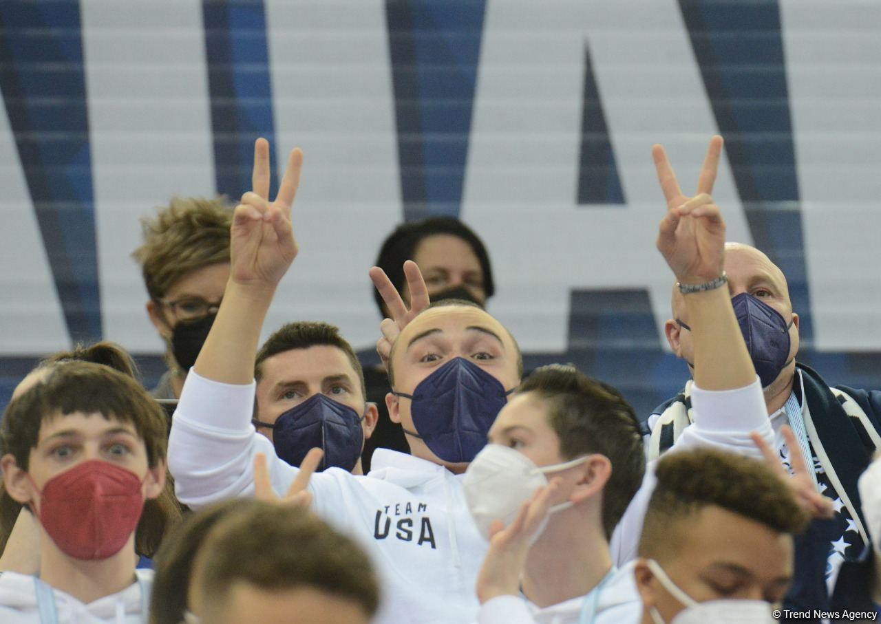 В Баку стартовал первый день 28-х Всемирных соревнований среди возрастных групп по прыжкам на батуте и тамблингу (ФОТО)