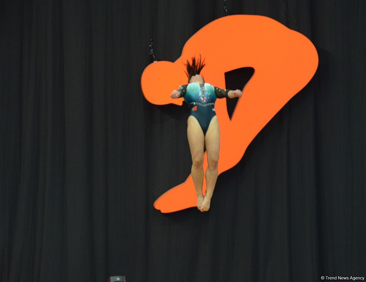 В Баку стартовал первый день 28-х Всемирных соревнований среди возрастных групп по прыжкам на батуте и тамблингу (ФОТО)