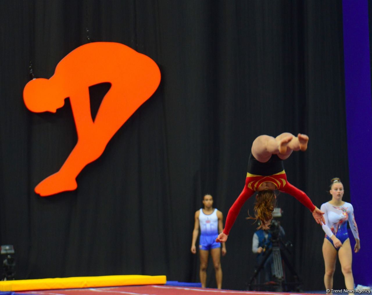 В Баку стартовал первый день 28-х Всемирных соревнований среди возрастных групп по прыжкам на батуте и тамблингу (ФОТО)