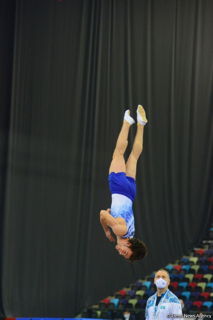 В Баку стартовал первый день 28-х Всемирных соревнований среди возрастных групп по прыжкам на батуте и тамблингу (ФОТО)