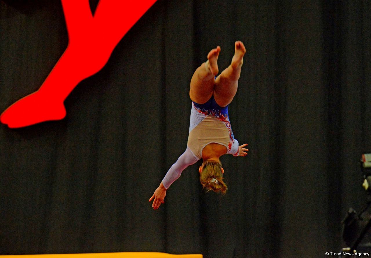 В Баку стартовал первый день 28-х Всемирных соревнований среди возрастных групп по прыжкам на батуте и тамблингу (ФОТО)