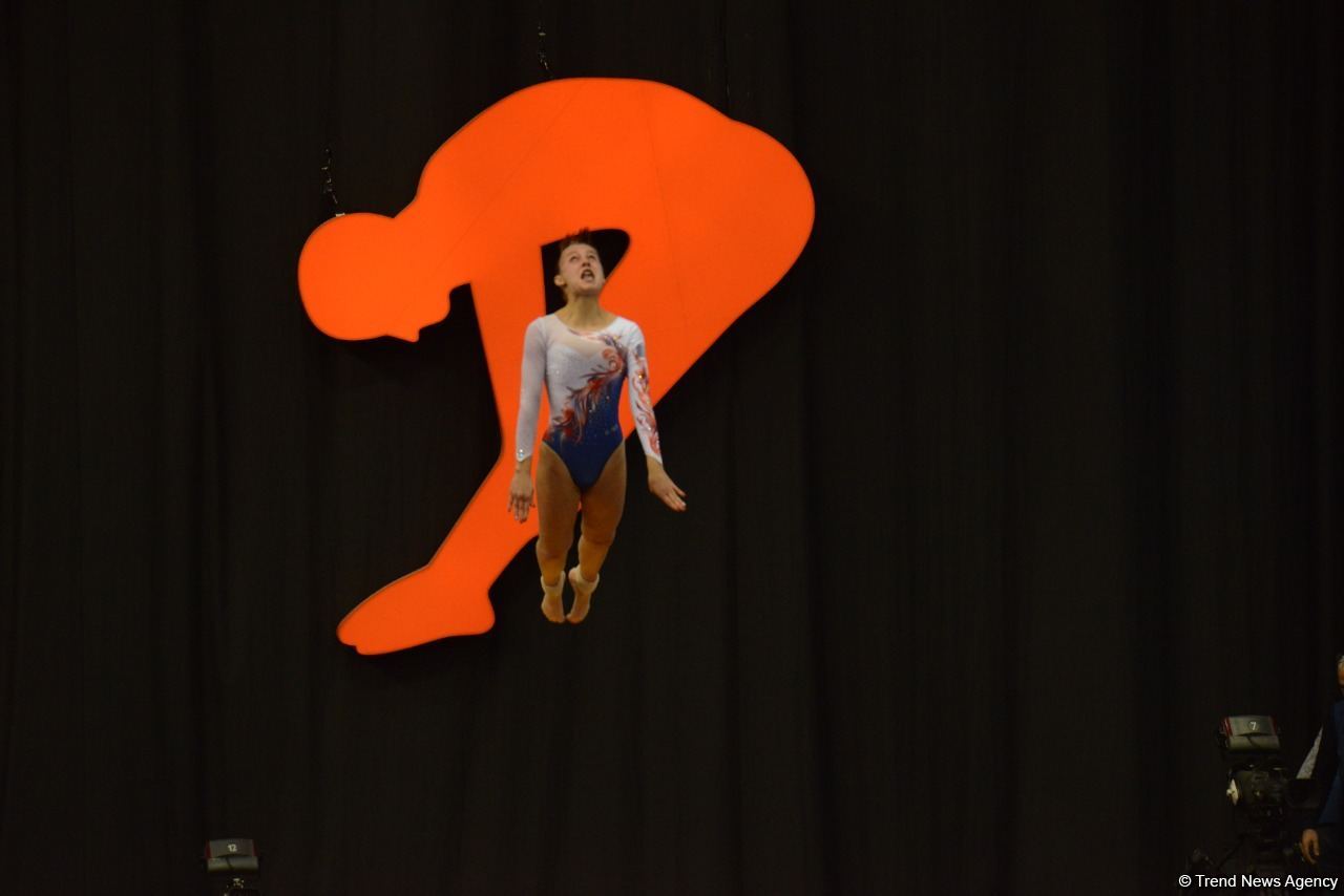 В Баку стартовал первый день 28-х Всемирных соревнований среди возрастных групп по прыжкам на батуте и тамблингу (ФОТО)