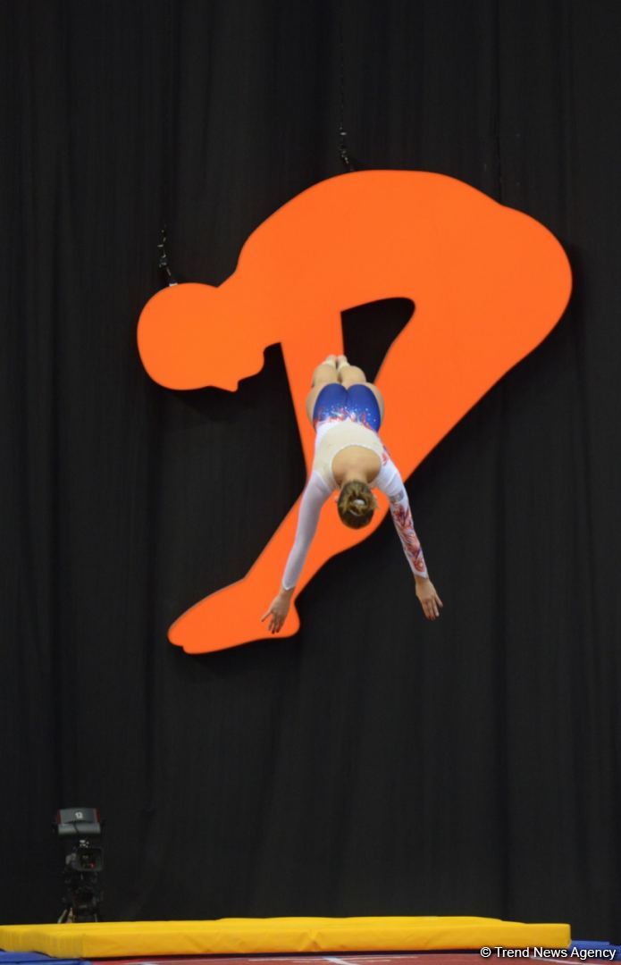 В Баку стартовал первый день 28-х Всемирных соревнований среди возрастных групп по прыжкам на батуте и тамблингу (ФОТО)