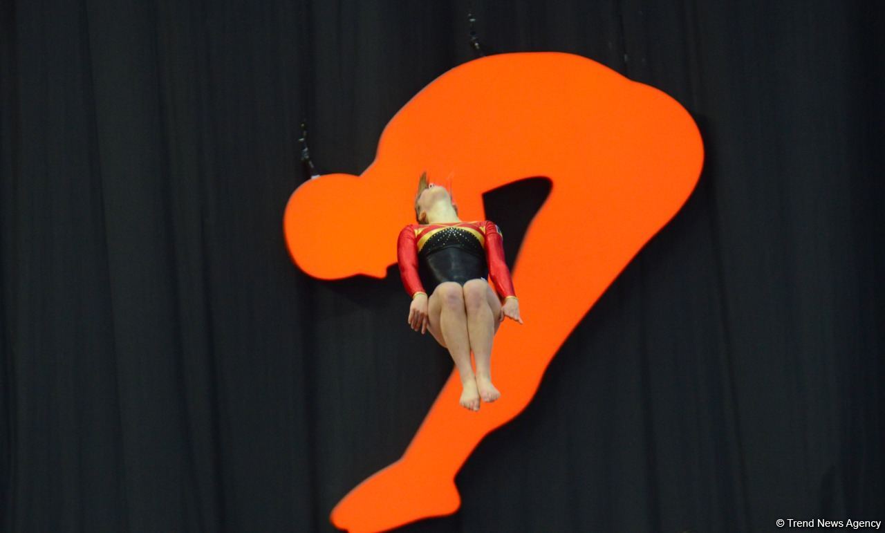 В Баку стартовал первый день 28-х Всемирных соревнований среди возрастных групп по прыжкам на батуте и тамблингу (ФОТО)