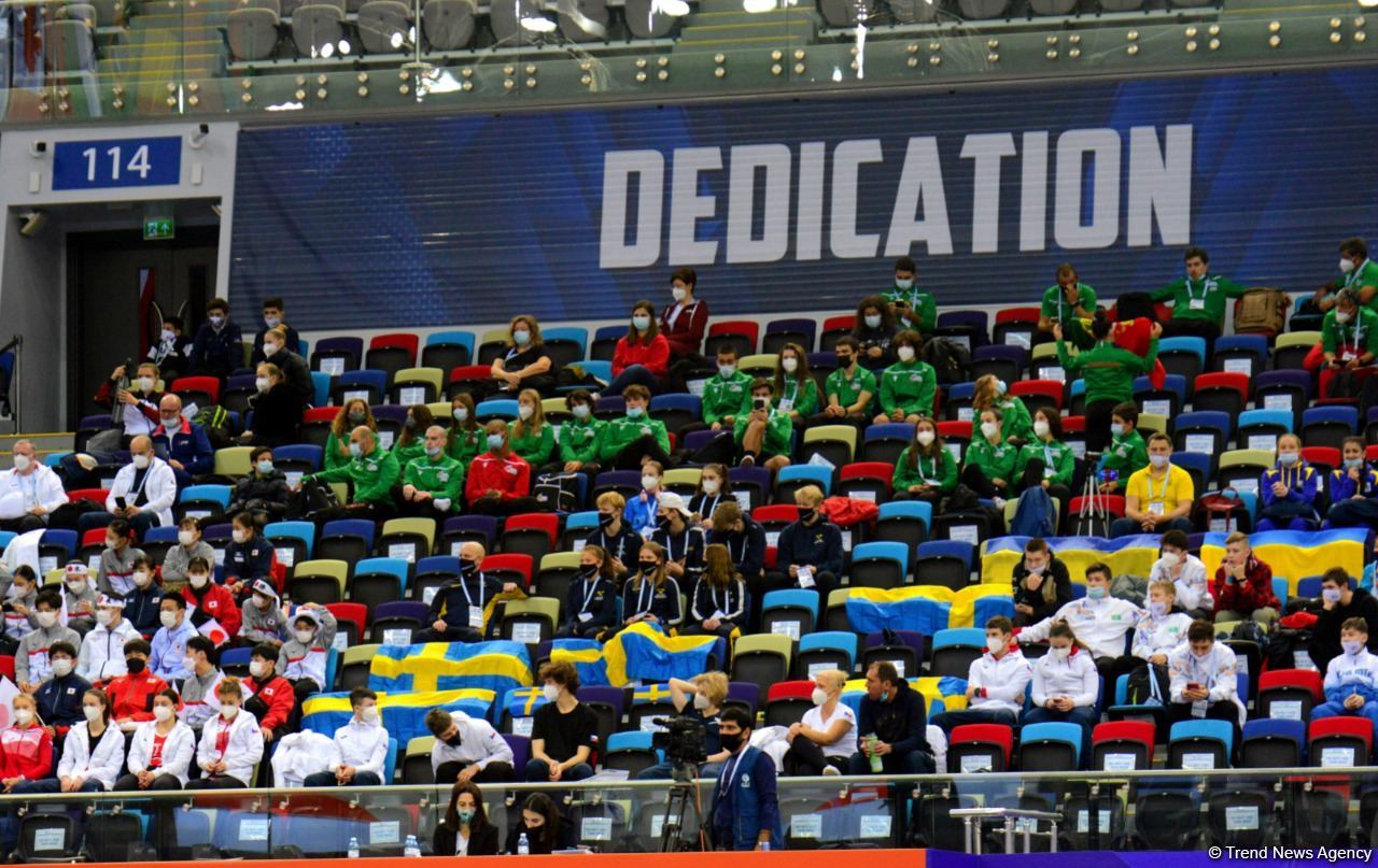 В Баку стартовал первый день 28-х Всемирных соревнований среди возрастных групп по прыжкам на батуте и тамблингу (ФОТО)