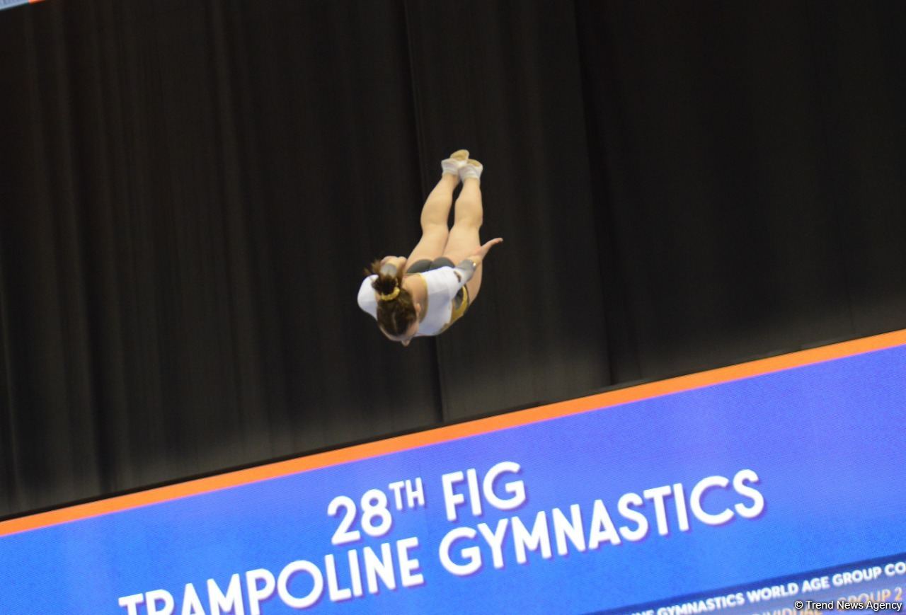 В Баку продолжаются Всемирные соревнования среди возрастных групп по прыжкам на батуте и тамблингу (ФОТО)