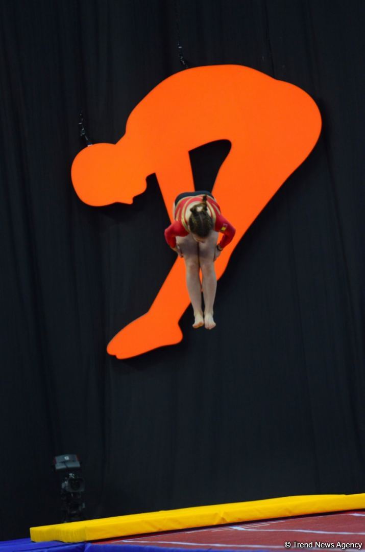 В Баку продолжаются Всемирные соревнования среди возрастных групп по прыжкам на батуте и тамблингу (ФОТО)