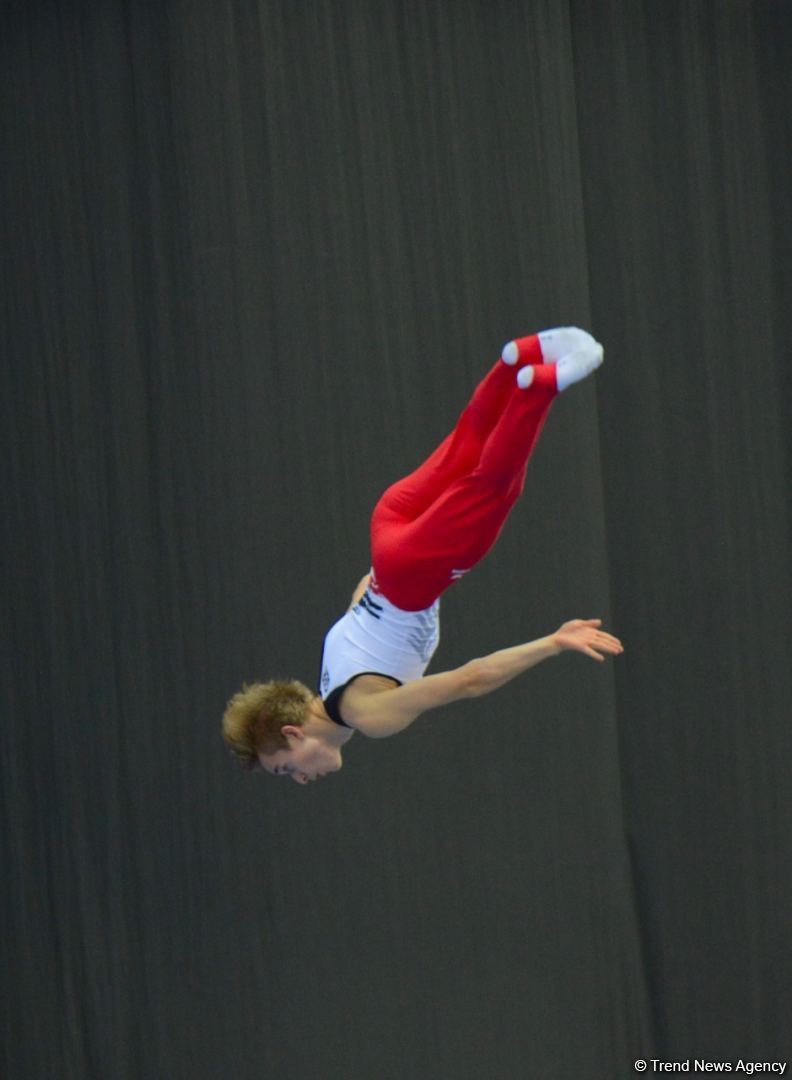 В Баку продолжаются Всемирные соревнования среди возрастных групп по прыжкам на батуте и тамблингу (ФОТО)