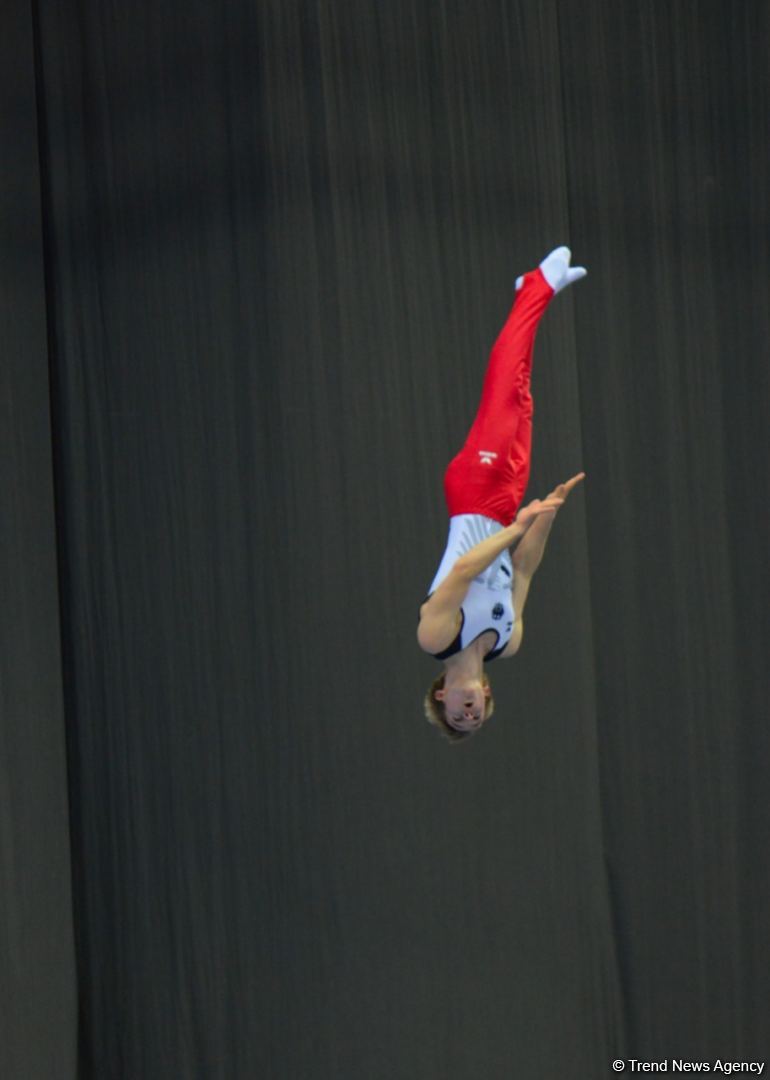 В Баку продолжаются Всемирные соревнования среди возрастных групп по прыжкам на батуте и тамблингу (ФОТО)