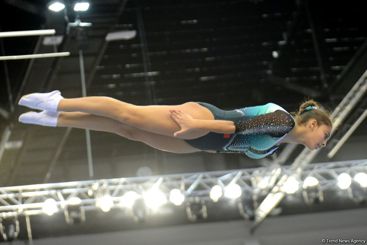 В Баку продолжаются Всемирные соревнования среди возрастных групп по прыжкам на батуте и тамблингу (ФОТО)