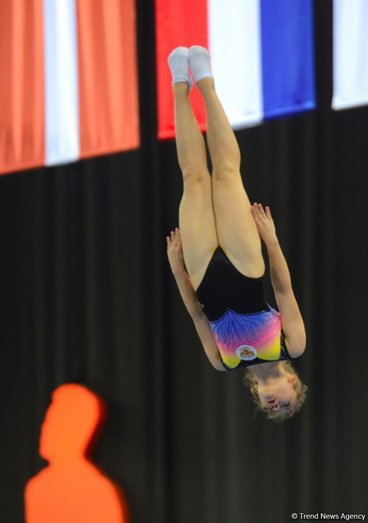 В Баку продолжаются Всемирные соревнования среди возрастных групп по прыжкам на батуте и тамблингу (ФОТО)