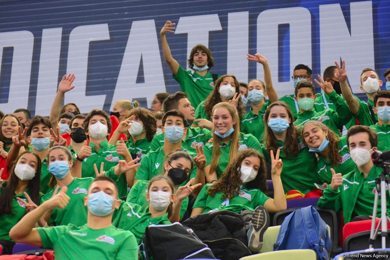 В Баку продолжаются Всемирные соревнования среди возрастных групп по прыжкам на батуте и тамблингу (ФОТО)