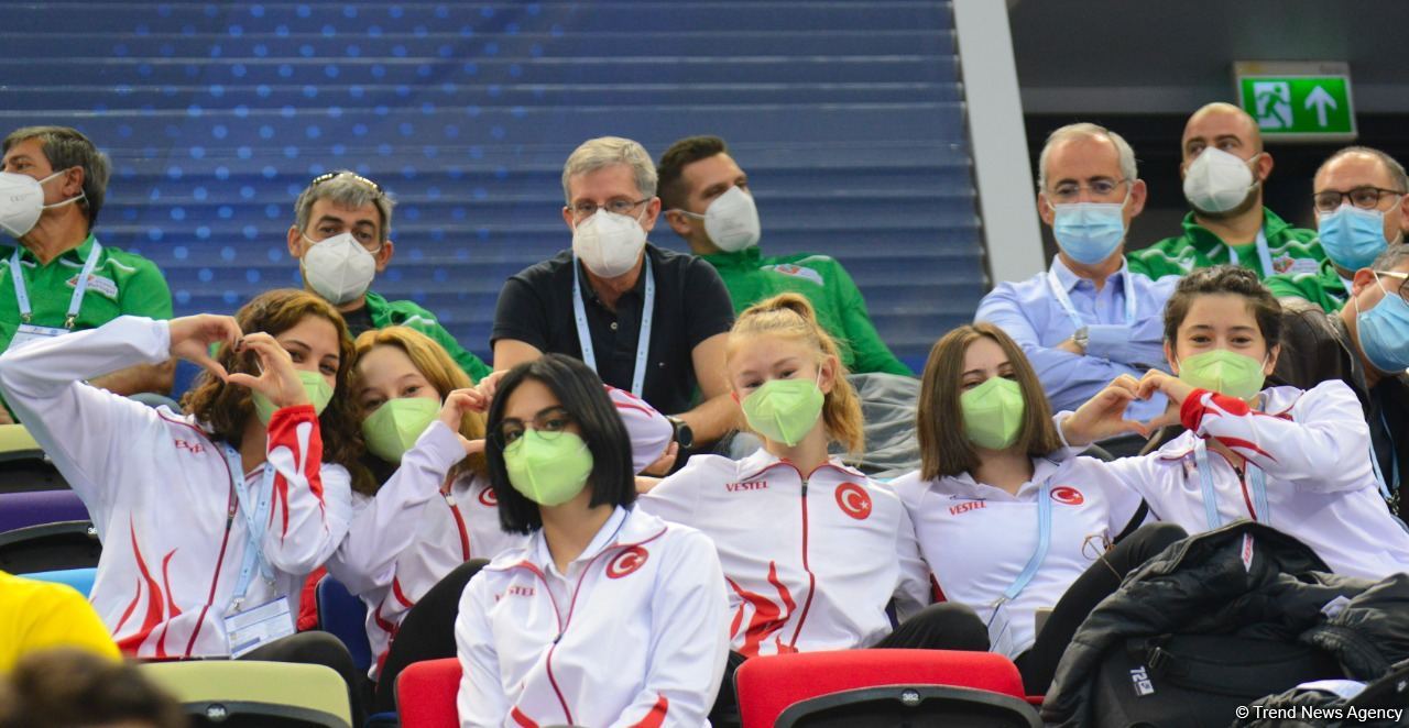 В Баку продолжаются Всемирные соревнования среди возрастных групп по прыжкам на батуте и тамблингу (ФОТО)