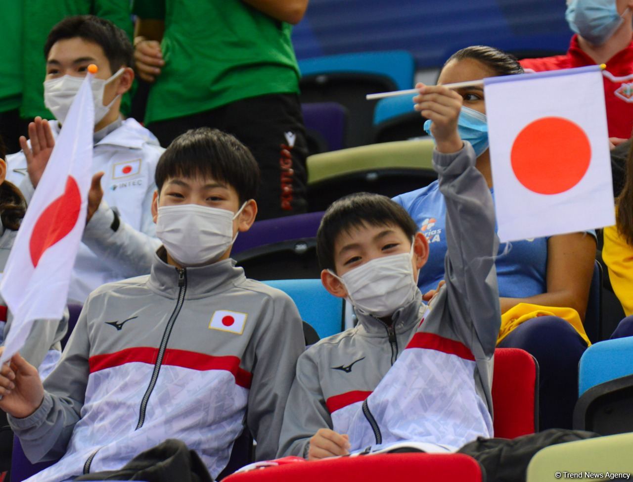 В Баку стартовал второй день 28-х Всемирных соревнований среди возрастных групп по прыжкам на батуте и тамблингу (ФОТО)