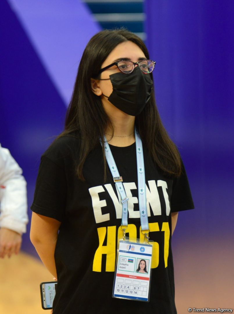 В Баку стартовал второй день 28-х Всемирных соревнований среди возрастных групп по прыжкам на батуте и тамблингу (ФОТО)