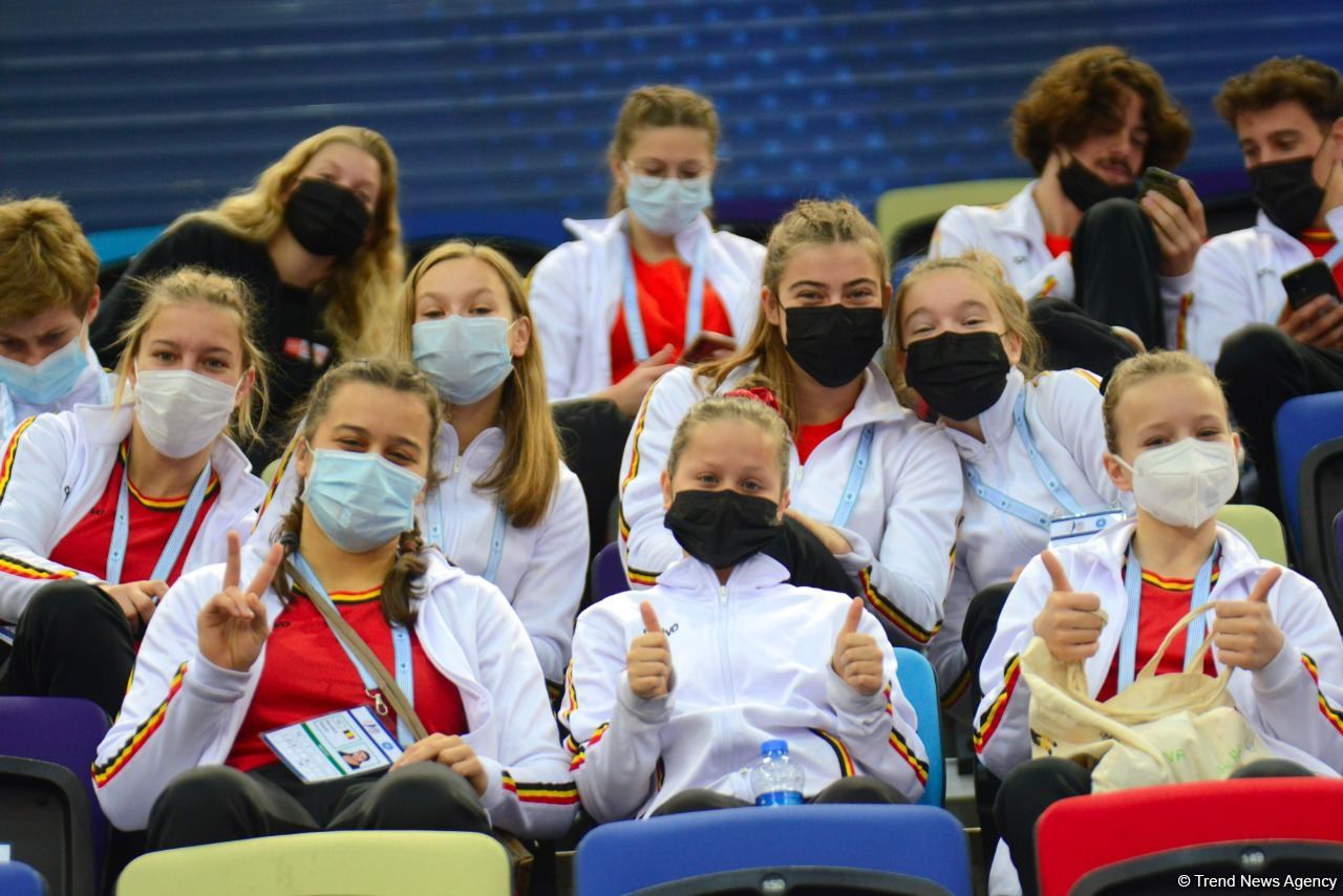 В Баку стартовал второй день 28-х Всемирных соревнований среди возрастных групп по прыжкам на батуте и тамблингу (ФОТО)