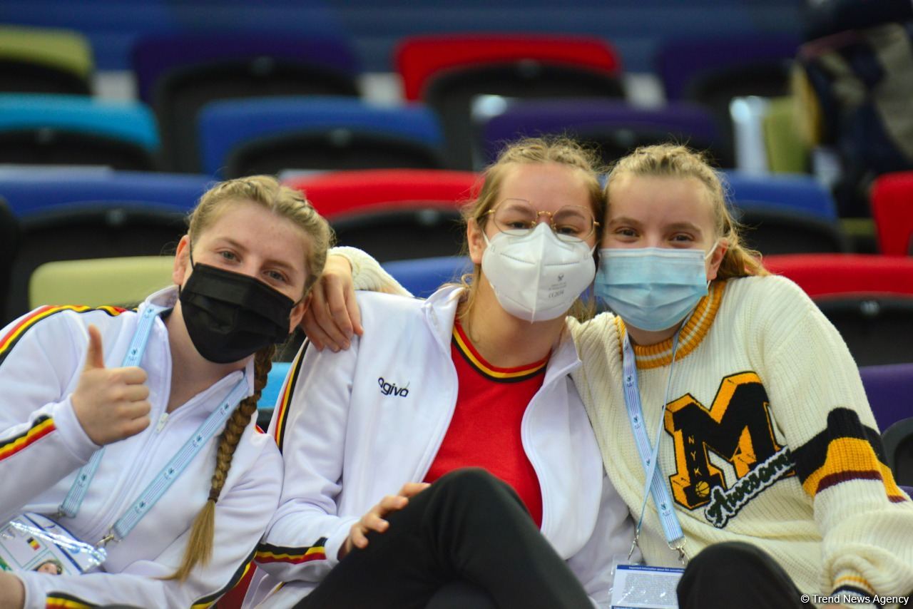 В Баку стартовал второй день 28-х Всемирных соревнований среди возрастных групп по прыжкам на батуте и тамблингу (ФОТО)