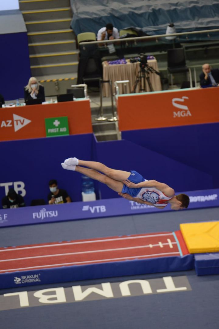 Борьба за медали - лучшие моменты третьего дня Всемирных соревнований среди возрастных групп по прыжкам на батуте и тамблингу в Баку (ФОТО)