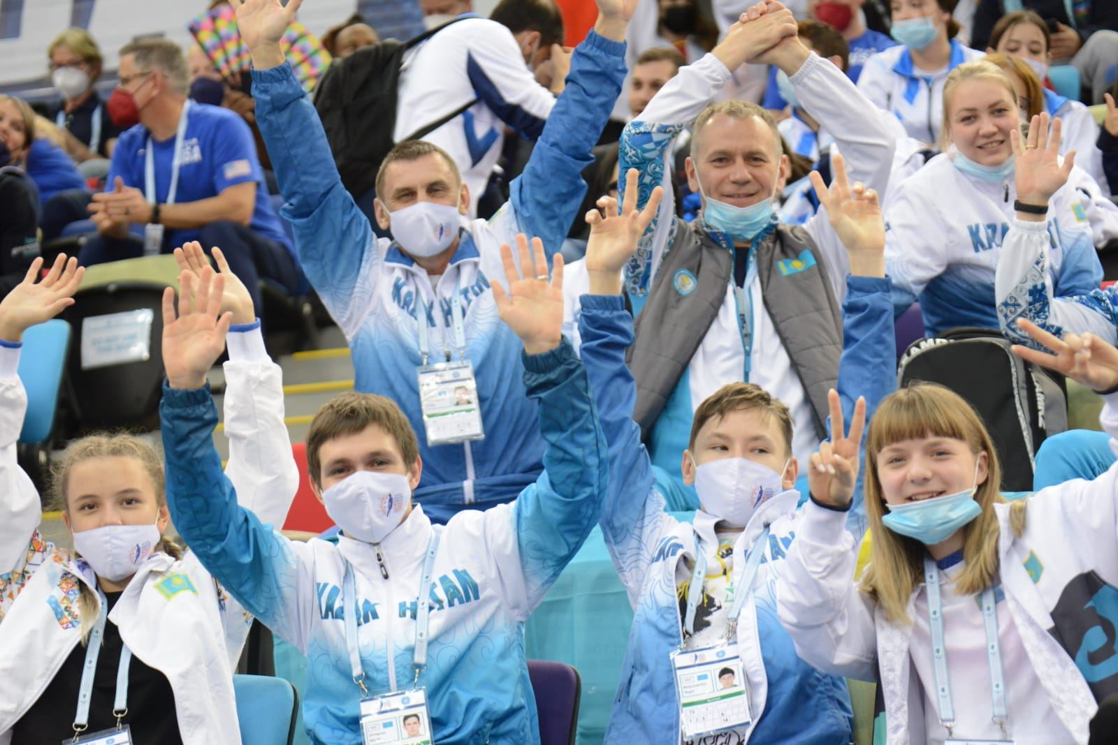 Борьба за медали - лучшие моменты третьего дня Всемирных соревнований среди возрастных групп по прыжкам на батуте и тамблингу в Баку (ФОТО)