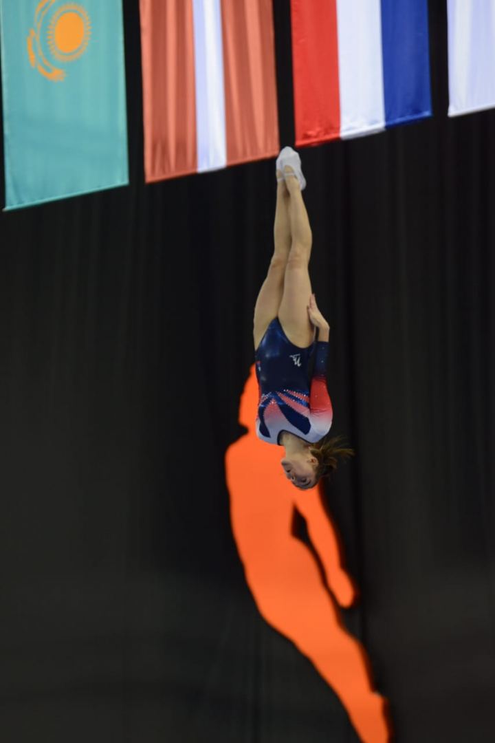 Борьба за медали - лучшие моменты третьего дня Всемирных соревнований среди возрастных групп по прыжкам на батуте и тамблингу в Баку (ФОТО)