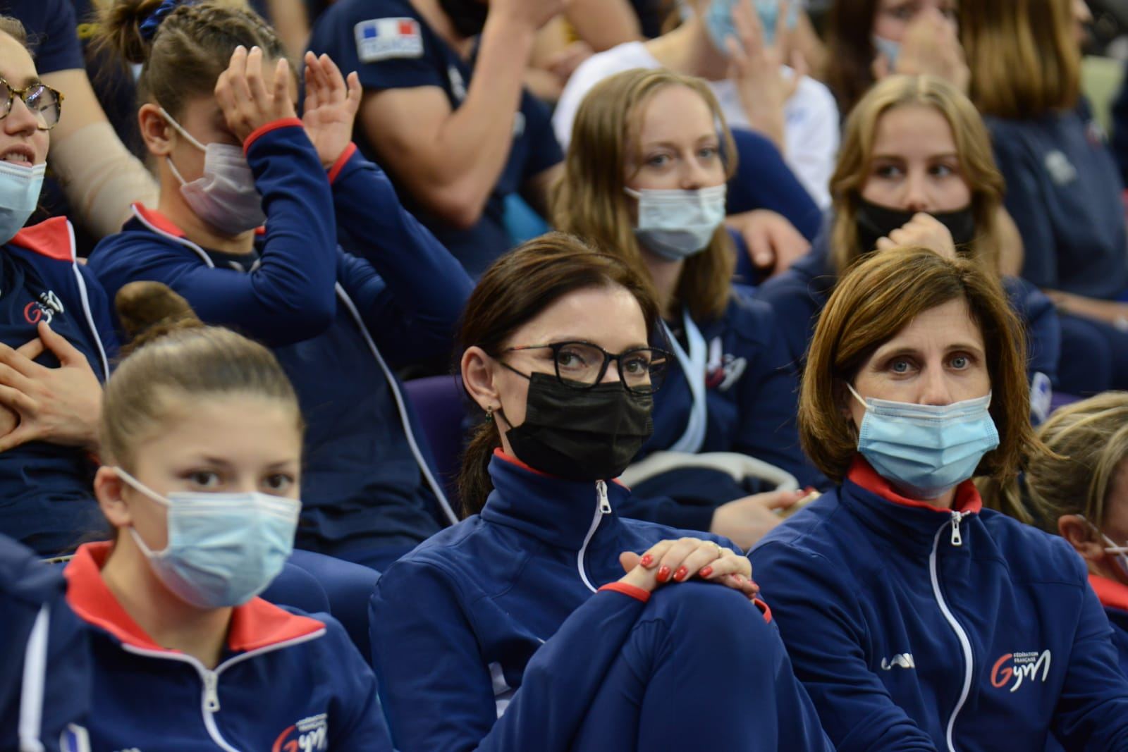 Борьба за медали - лучшие моменты третьего дня Всемирных соревнований среди возрастных групп по прыжкам на батуте и тамблингу в Баку (ФОТО)