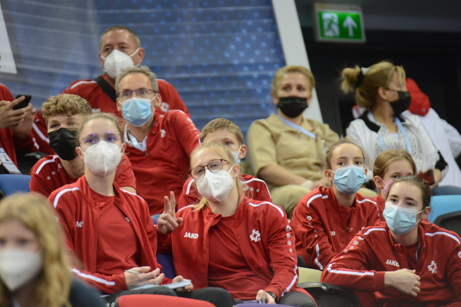 Борьба за медали - лучшие моменты третьего дня Всемирных соревнований среди возрастных групп по прыжкам на батуте и тамблингу в Баку (ФОТО)