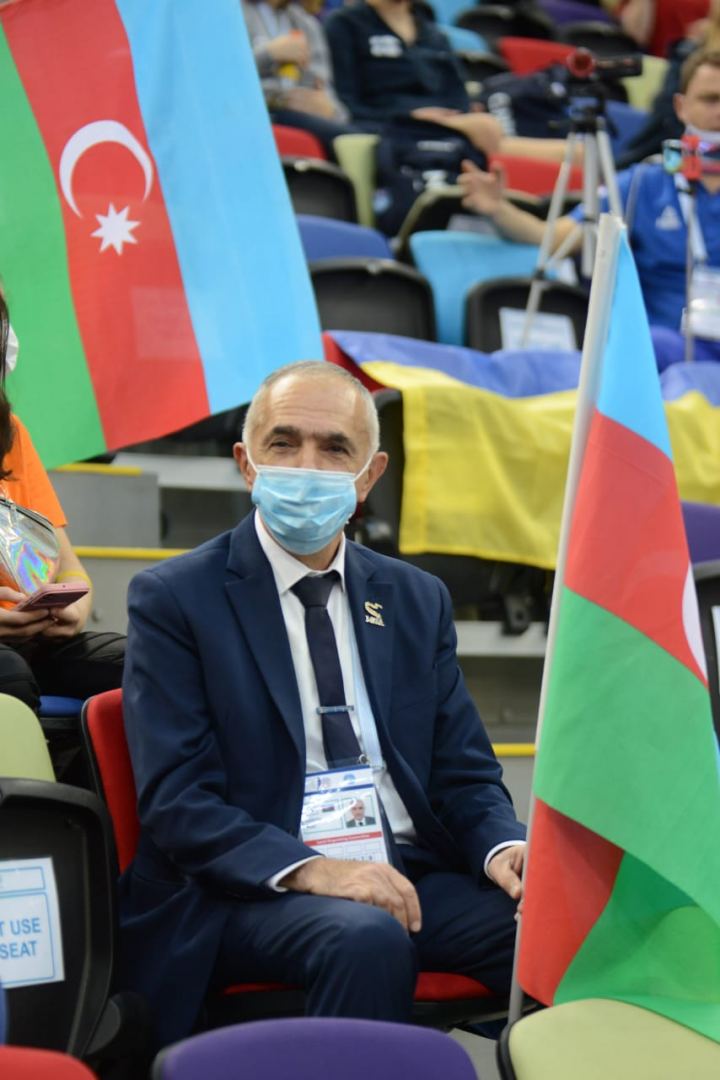 Борьба за медали - лучшие моменты третьего дня Всемирных соревнований среди возрастных групп по прыжкам на батуте и тамблингу в Баку (ФОТО)