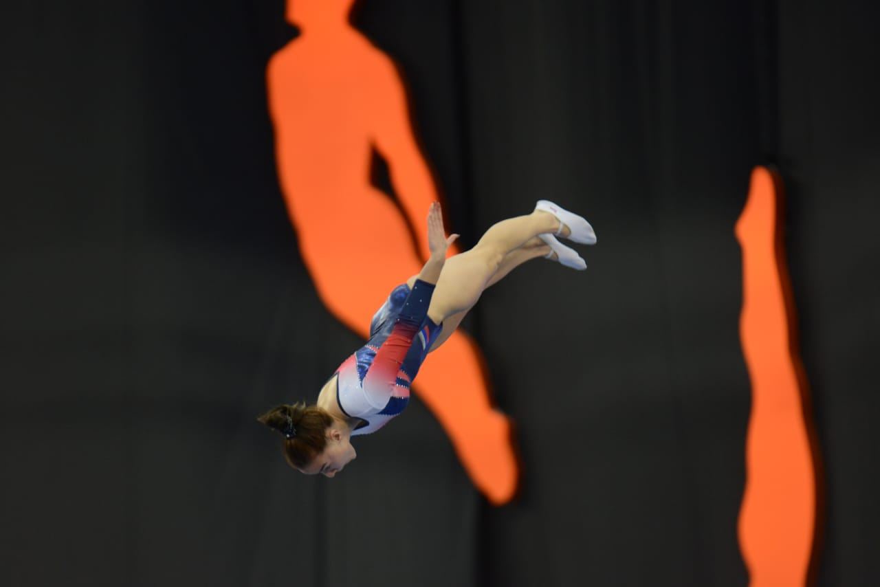 Борьба за медали - лучшие моменты третьего дня Всемирных соревнований среди возрастных групп по прыжкам на батуте и тамблингу в Баку (ФОТО)