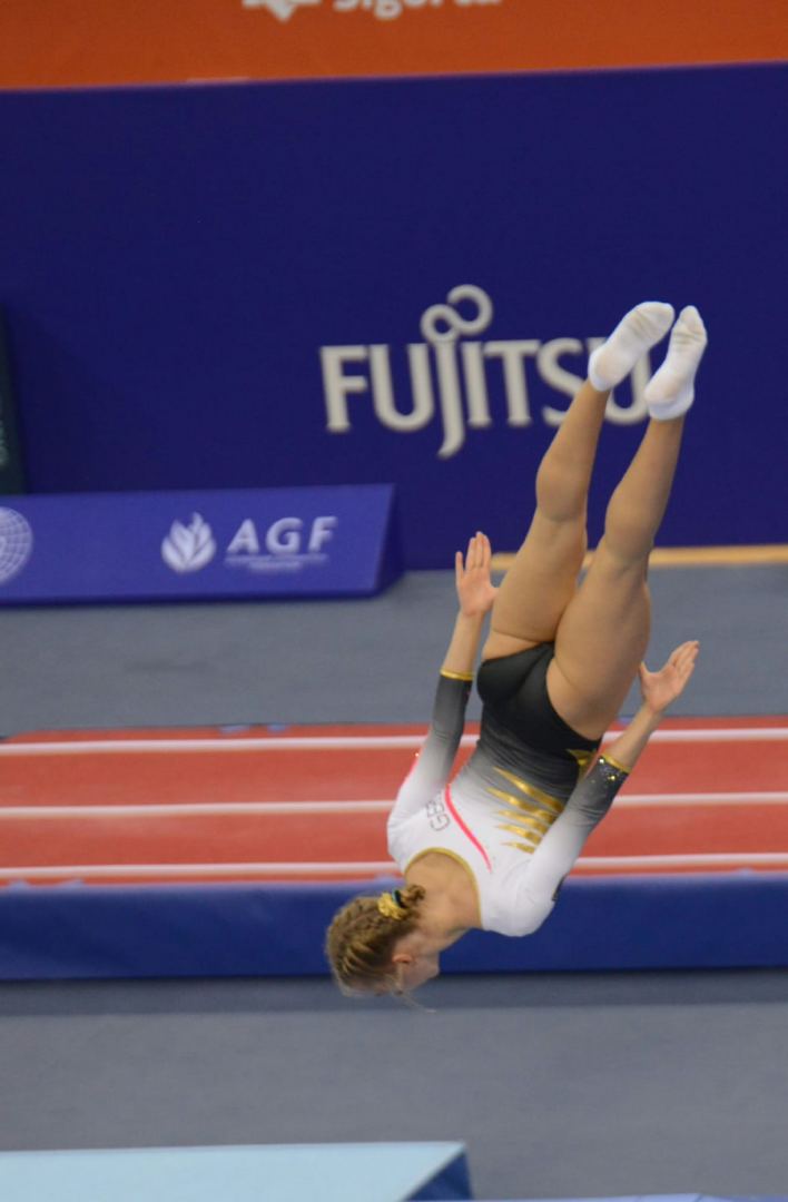 Борьба за медали - лучшие моменты третьего дня Всемирных соревнований среди возрастных групп по прыжкам на батуте и тамблингу в Баку (ФОТО)