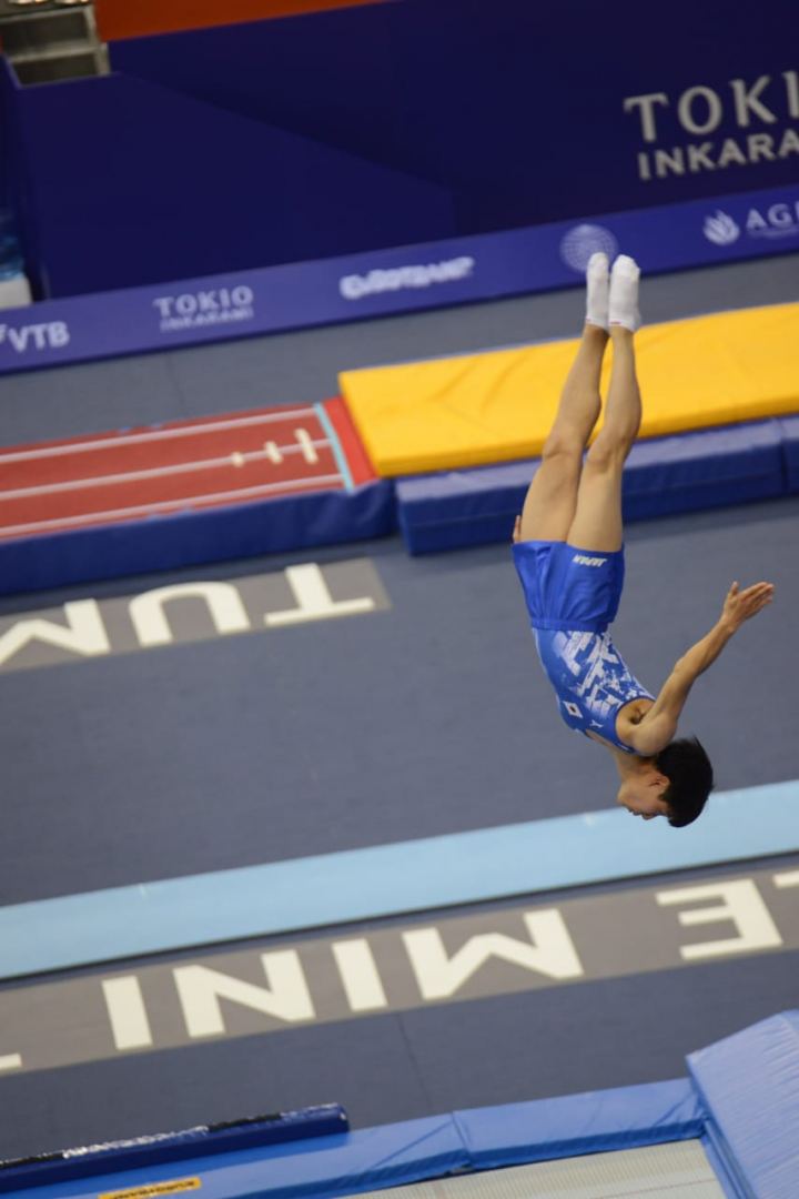 Борьба за медали - лучшие моменты третьего дня Всемирных соревнований среди возрастных групп по прыжкам на батуте и тамблингу в Баку (ФОТО)