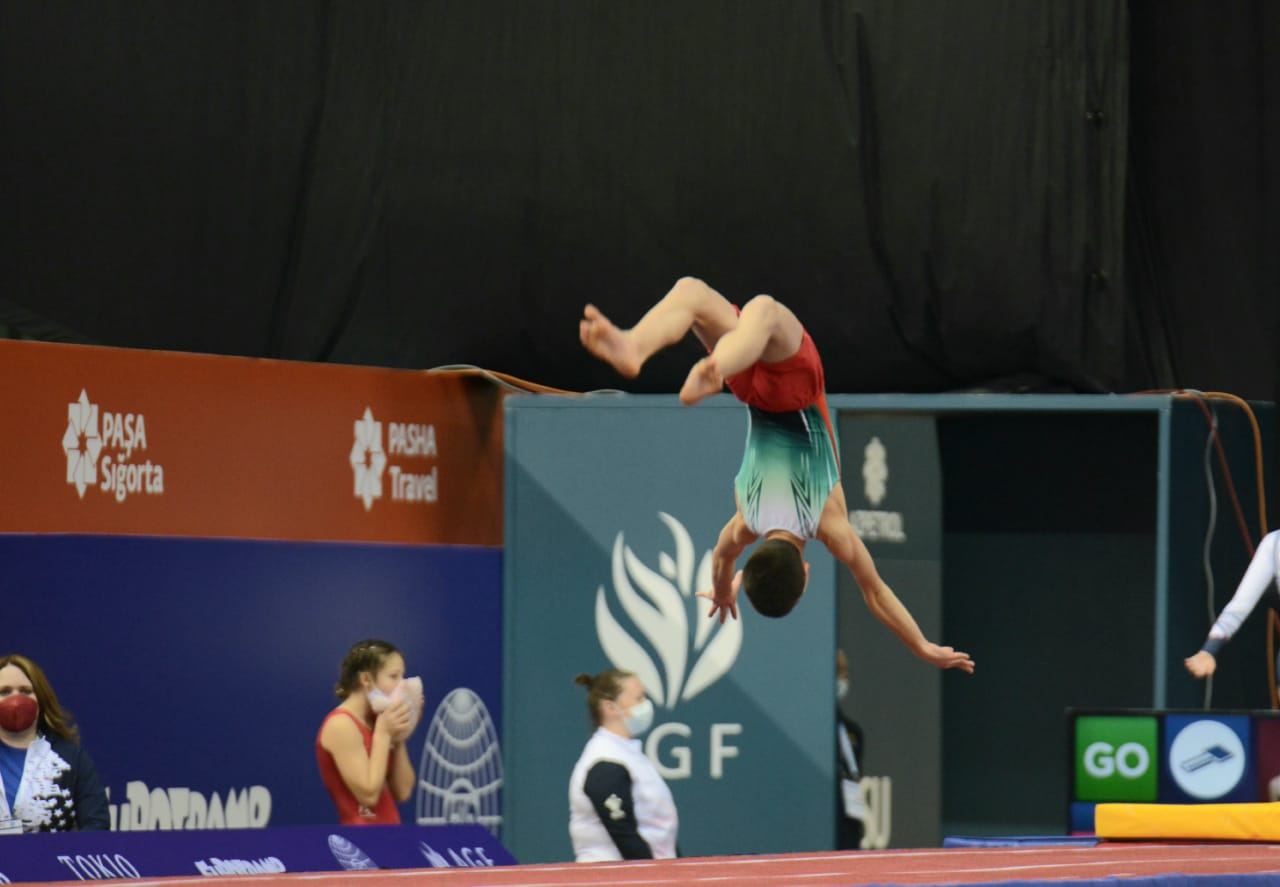 Борьба за медали - лучшие моменты третьего дня Всемирных соревнований среди возрастных групп по прыжкам на батуте и тамблингу в Баку (ФОТО)